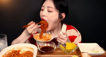 正面剛!正妹大胃王「硬槓酸民爆假吃」:只是用可樂漱口