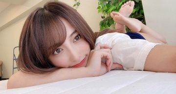 單穿圍裙做涼麵!正妹YouTuber「太兇遮不住」春光全外洩