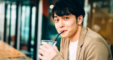 連劈6女!鮮肉帥哥「慘被公司冷凍」向媽媽哭訴:誰還會要我?