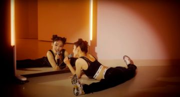 驚喜包開箱!JYP曝「新人女團」成員JINNI 一字馬影片曝