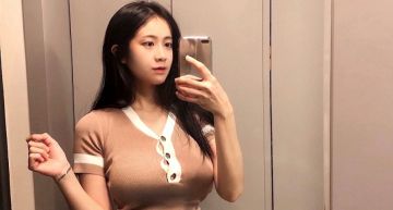 緊身連身裙打保齡球!韓國瑜珈老師「一彎腰」 裙子掀到腿跟