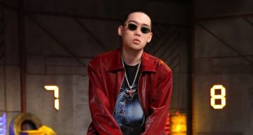 情緒失控爆走!中國嘻哈歌手「撒錢在男子臉上」:他騷擾我老婆