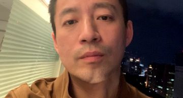 又拍到了!汪小菲「十指緊扣張穎穎」被甩開 網酸:就大方承認吧