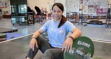 郭婞淳彈鋼琴凸槌急撒嬌!直呼「比舉重還緊張」 網求看小賴被舉起