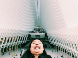 為了對抗 Instagram 假掰旅遊美照,這個女孩發明了誇張「雙下巴旅行自拍」走紅!