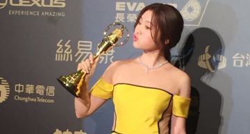 金鐘53/「我是真正的演員!」楊小黎淚灑金鐘舞台 謝謝媽為她「下跪擋黑道子彈」
