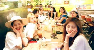 恐慌症爆發1個月!「Mina突現身9人聚餐」 側拍表情:粉絲全看哭了!