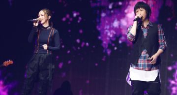 「五月天」鳥巢開唱「逼哭10萬人」!嘉賓眾星雲集 「鄧紫棋」同台飆歌「化身迷妹」!