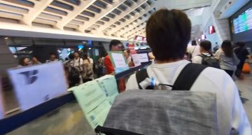 紅了就要粉絲接機?「百萬Youtuber」回國「機場人潮」公開網笑:還是一樣邊緣