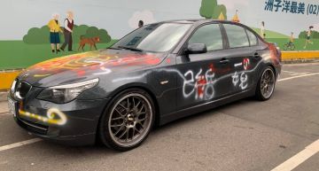 獨家/Youtuber愛車遭噴漆BMW全毀!名字被畫叉叉…驚爆「已婚一個女兒」粉絲湧入關心
