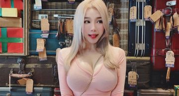 上空下也空!超兇網紅辣曬按摩照 犯規側乳「擠壓溢出來」網讚:太養眼