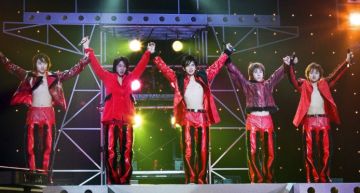 亮片、屁簾、大羽毛!嵐「打歌服」醜到上熱門:還扮黑辣妹
