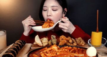 影/毛骨悚然!大胃王吃播「收音詭異女聲」:這裡不只你一個
