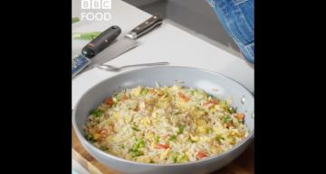 惹怒無數亞洲人!BBC節目教炒飯 網看完崩潰:當作煮義大利麵?