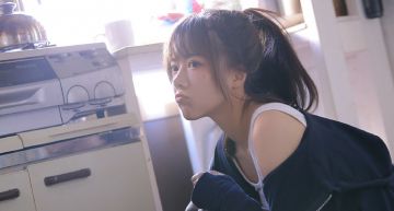 26歲穿兒童鞋!正妹解說「真實身高成謎」 網驚:不到150?