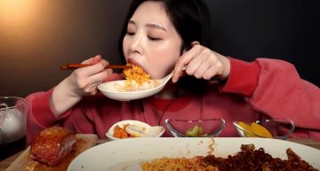 BOKI大胃王形象破滅!網抓包「正妹吃播」影片一手勢:根本假吃!