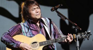 伍佰溜冰爆「連環追撞」!左腳慘遭重壓「扭曲骨折」 演唱會延期網崩潰!