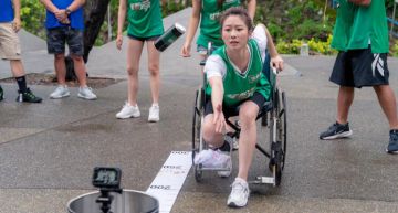 「韌帶撕裂」照樣坐輪椅上工!張景嵐硬撐到錄影結束才就醫 醫生看診臉垮!