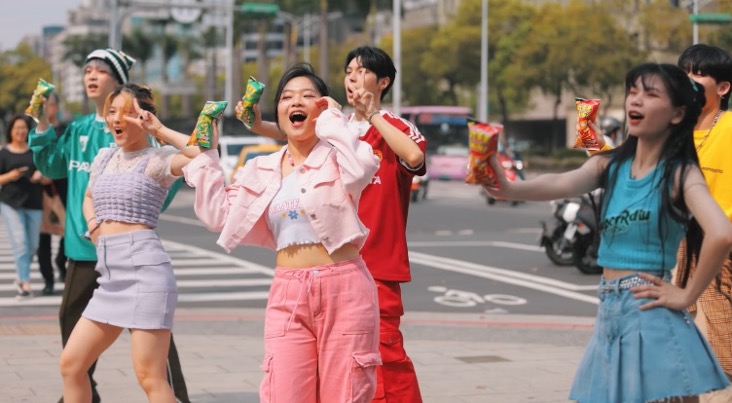 超人氣舞團Dazzling路邊驚喜快閃!超可愛「捲捲手」舞蹈吸引大批民眾圍觀朝聖