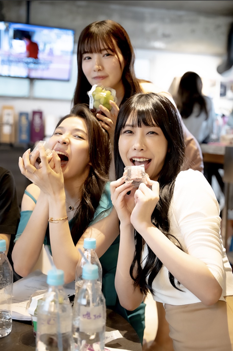 河北彩伽最愛珍奶讚台灣點心很好吃!KIRA大愛日本草莓私下反應全曝光