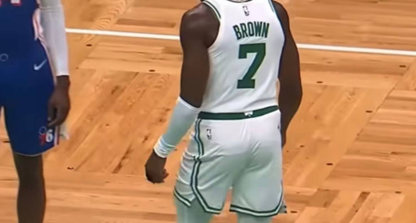 NBA／開季就上好糗！賽爾提克Jaylen Brown褲子穿反遭現場轉播特寫