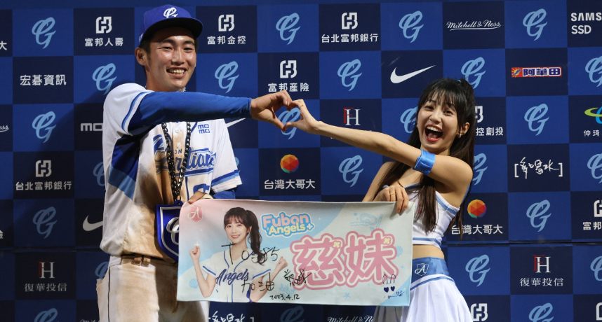 中華職棒／「為愛而戰」悍將新星敲勝利打點再奪單場MVP！賽後如願與慈妹比愛心合照