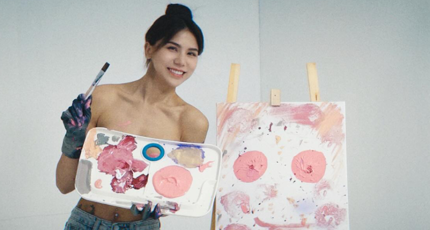 蕾菈挑戰用胸部作畫！她「公開競標」此作品並決定將最後的所得全部捐給乳癌防治基金會