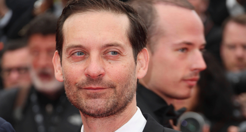 「初代蜘蛛人」Tobey Maguire 驚喜現身前妻婚禮！離婚不到一個月親自擔任證婚人引起熱議