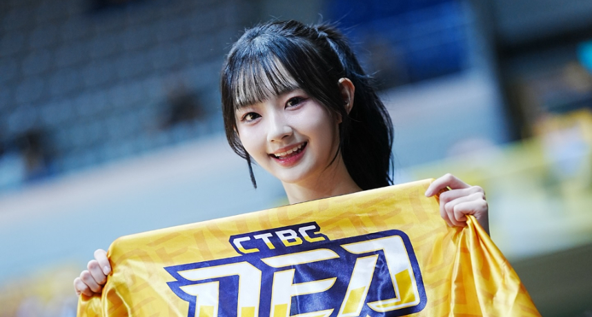 前台灣女團C位主唱珮含加入中信啦啦隊！不料剛加入就遭粉絲尾隨回家 她驚喊：請不要跟我回家！