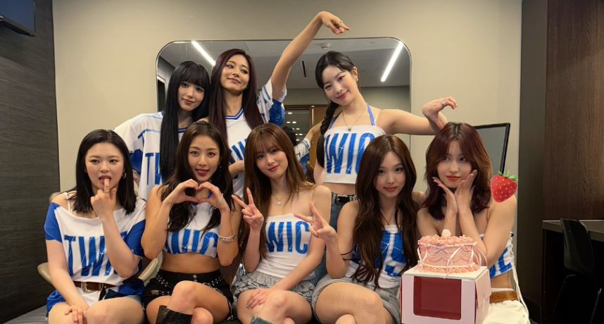 等了十年！TWICE 就在本週要來到高雄獻唱！9成員驚喜為高雄捷運獻聲廣播讓粉絲嗨翻