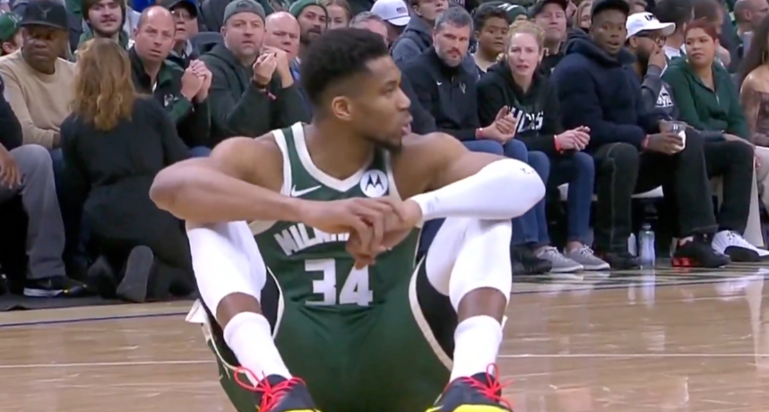 NBA／才剛復出四場比賽！公鹿隊當家球星字母哥再度無碰撞倒地退場接受治療 初步診斷為小腿拉傷