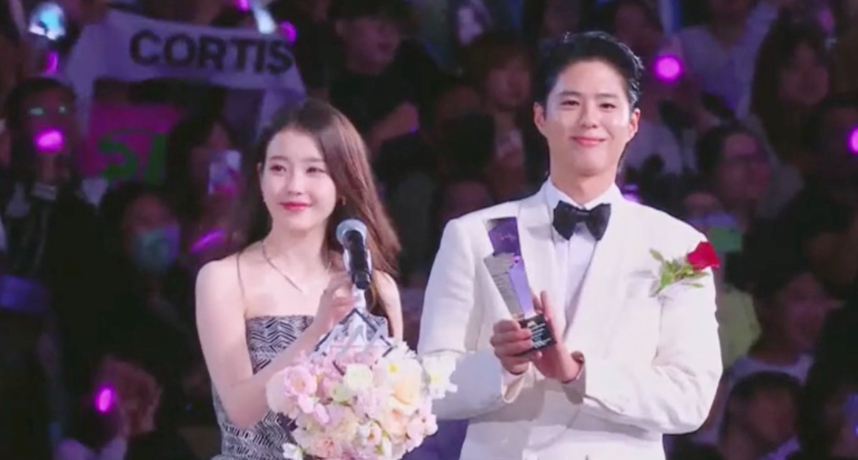 AAA 頒獎典禮／朴寶劍、IU 攜手在高雄獲得「最佳情侶」獎！男神女神同框畫面網友讚：神仙組合