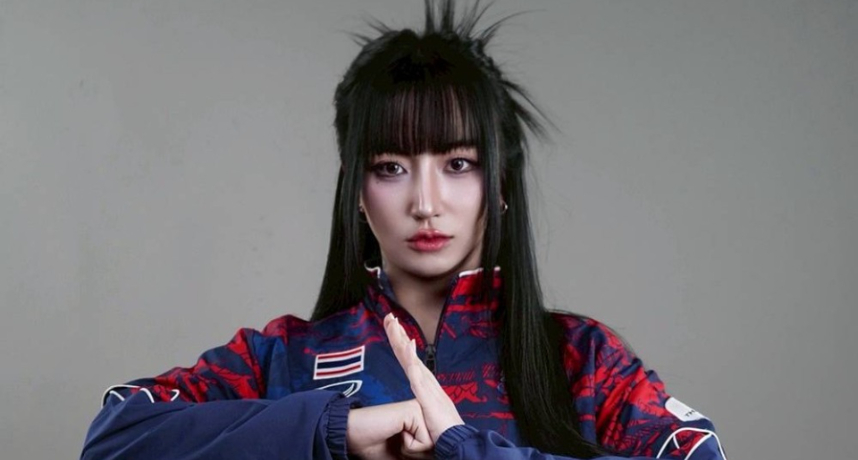 《傳說對決》電競比賽女子組泰國正妹選手疑似使用「遠端代打」作弊！她被換下場後還對鏡頭比中指挑釁