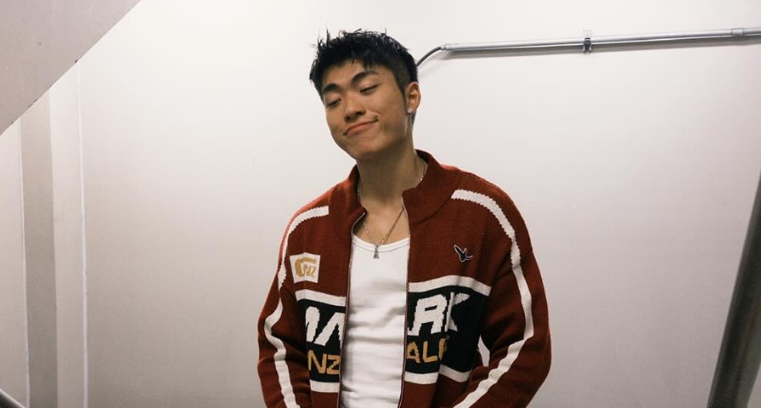 王ADEN校園演唱遇到學生亂入他當場表情控管失敗引發熱議！事後他補發跳舞影片補償學生