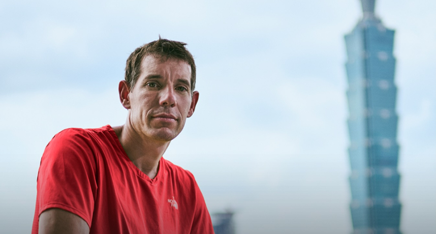 僅耗時1小時31分鐘！美國傳奇極限攀岩家 Alex Honnold 成功無裝備赤手攀登台北101