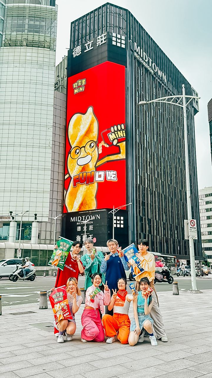 超人氣舞團Dazzling路邊驚喜快閃!超可愛「捲捲手」舞蹈吸引大批民眾圍觀朝聖