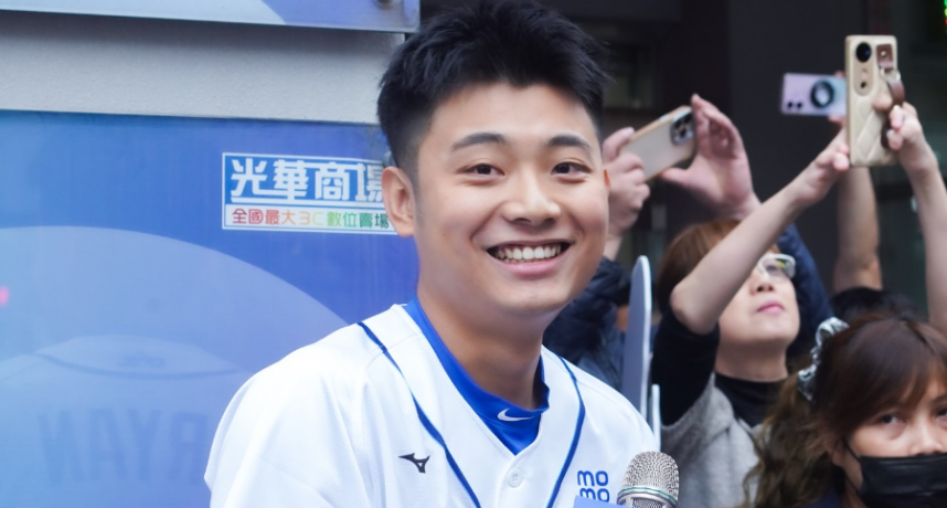 中華職棒／富邦悍將應援團成員布萊恩憑藉全新三振舞意外爆紅！靈活扭臀+性感咬唇讓球迷驚嘆：超吸睛！
