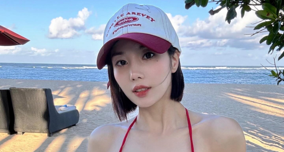 「水彈女神」權恩妃再加碼曬出紅色比基尼海邊遊玩美照！超狂好身材令粉絲驚呼：要流鼻血了！