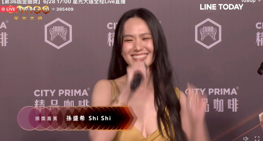 金曲36／孫盛希金色戰袍辣翻金曲紅毯！連睫毛指甲都不放過