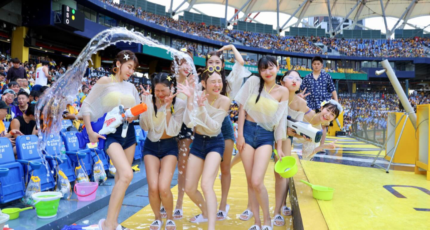 中華職棒/中信兄弟涼水祭活動竟傳出有球迷在水槍中「加入不明液體」!啦啦隊遭射眼睛不適