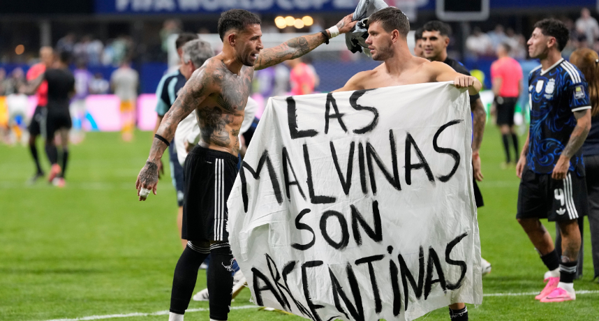 世界盃／阿根廷高舉敏感爭議布條引發政治爭議！FIFA 介入調查開罰高額罰款但並未祭出禁賽處分