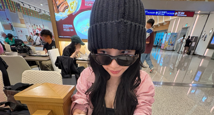 韓國女團 aespa 隊長 Karina 低調來到台灣？她現身桃園機場享用牛肉麵令粉絲超驚喜