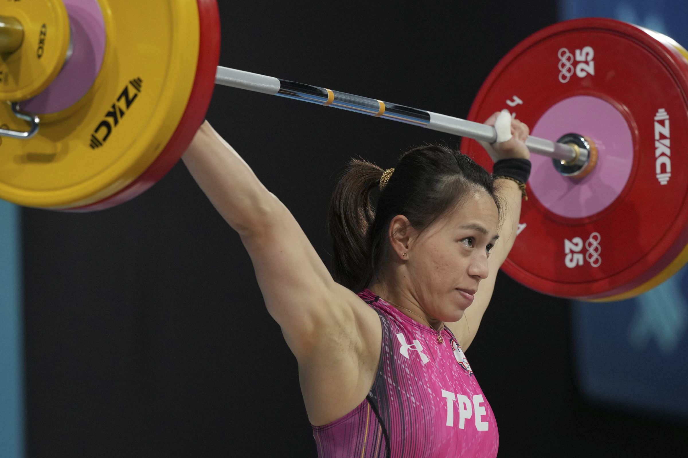巴黎奧運/這才是運動家精神!舉重女神郭婞淳奪銅牌銀牌加拿大選手特地上前擁抱致意