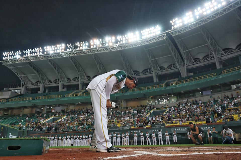 中華職棒／魔鷹失去愛妻後強忍回歸球場！淚謝球迷：希望大家珍惜家人把每一天當作最後一天過！