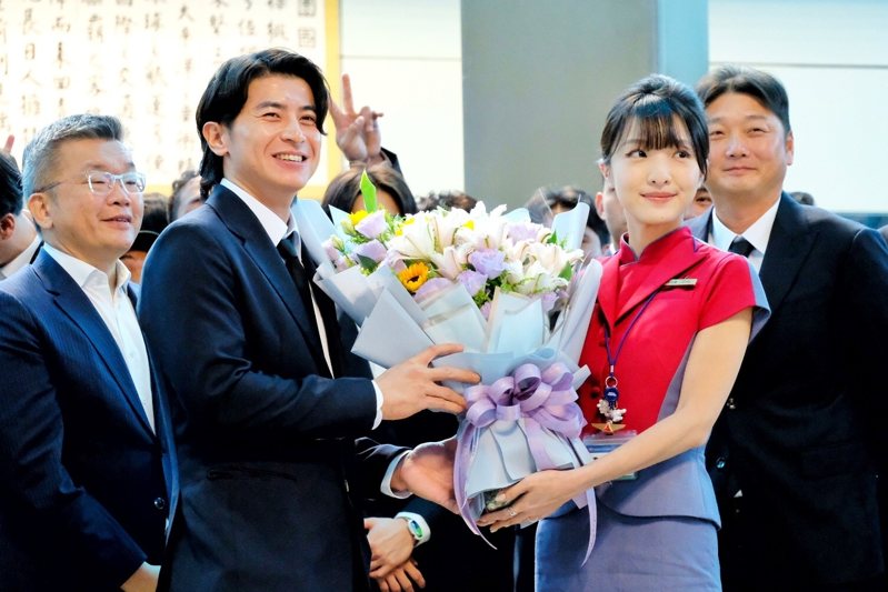 世界棒球12強賽/華航「仙女地勤」代表獻花祝福中華隊!神網友搜出IG驚嘆:也太漂亮了吧