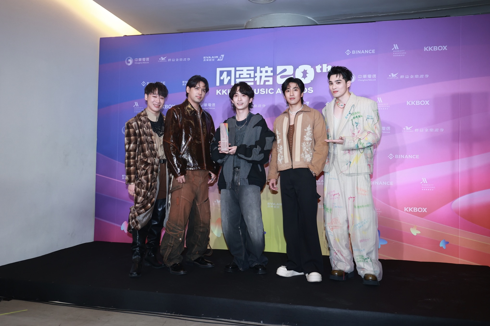KKBOX風雲榜/五堅情首唱新歌〈當世界遺落你〉!邱鋒澤遭爆料「很怕被粉絲遺忘」