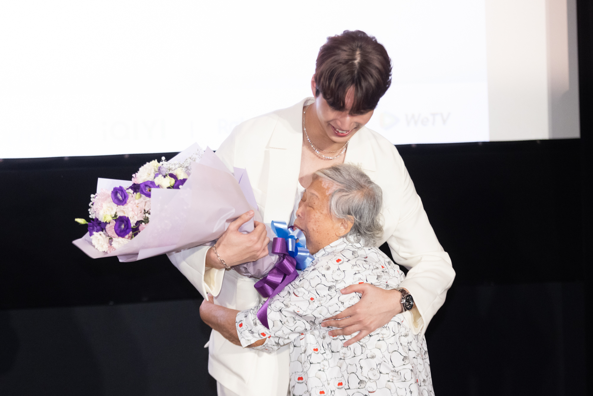 《原子少年》190男星淚灑影廳!金雲詮釋聾人大談男男戀 83歲奶奶驚喜現身「愛的抱抱」暖哭全場