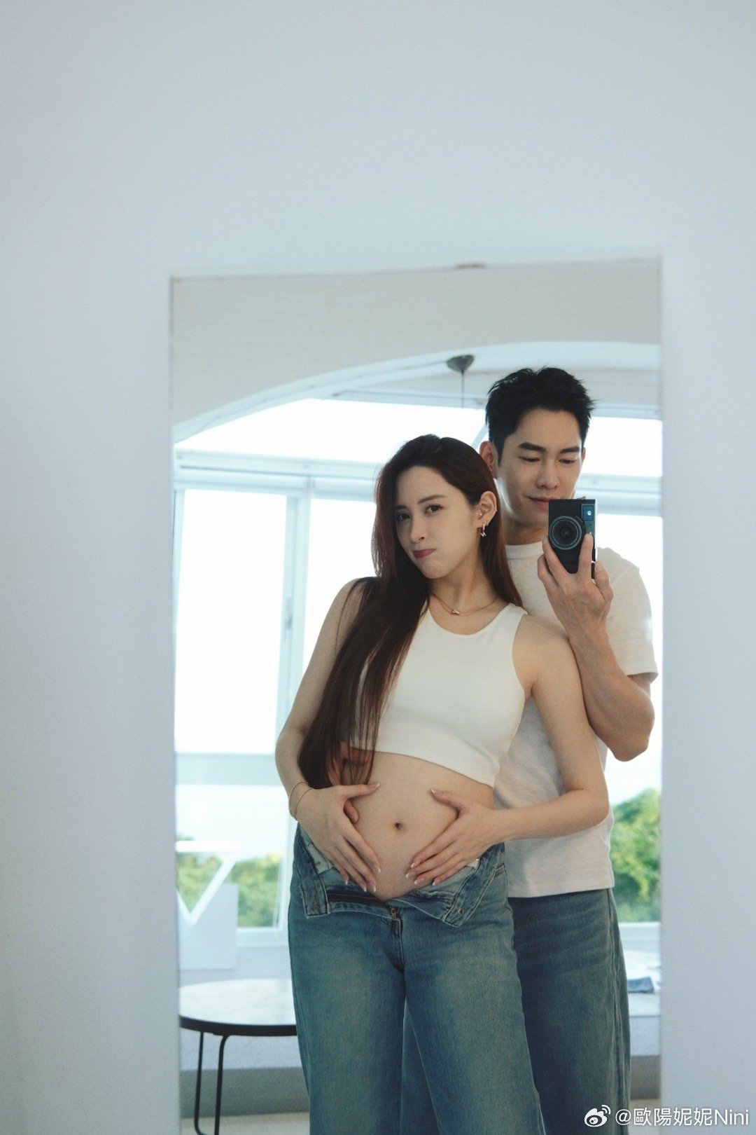 6月才答應求婚！歐陽妮妮微博曬「孕照」公布喜訊　張書豪甜蜜撫摸肚子閃爆全網