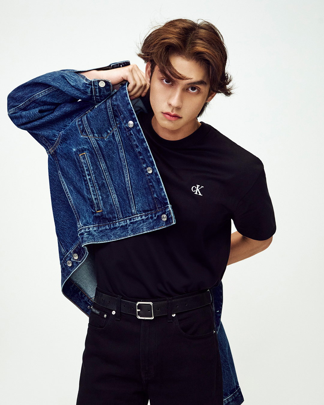 泰國男星BRIGHT傾力演繹Calvin Klein秋季形象廣告 魅力詮釋2024秋季丹寧風尚