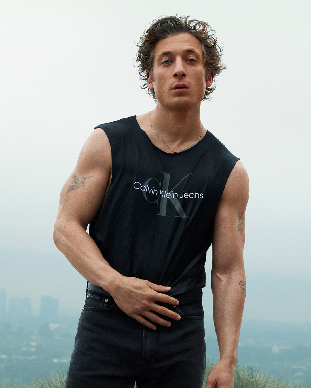 Calvin Klein 再次攜手知名男演員Jeremy Allen White 演繹秋季形象廣告